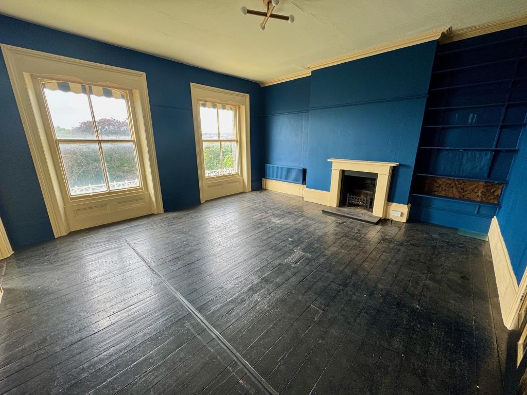 Lot: 53 - THREE-BEDROOM APARTMENT IN PERIOD BUILDING - Living room